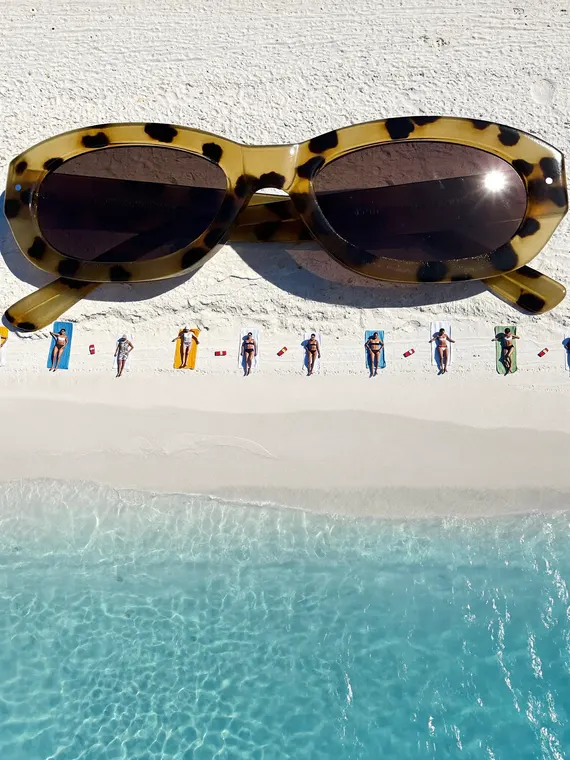 Bag CGI: sunglasses, giant pair on the beach