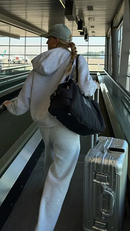 Bag AI UGC reel: airport, moving walkway