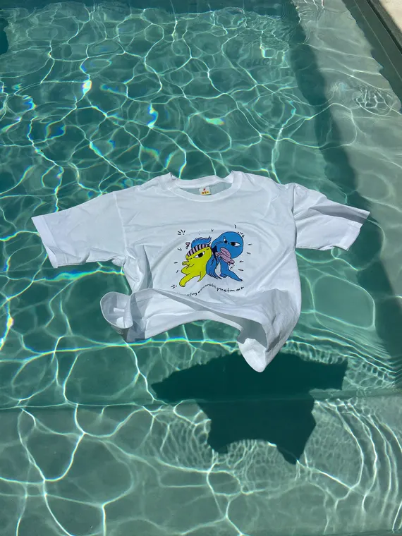 Clothing product photography: tee floating in the pool