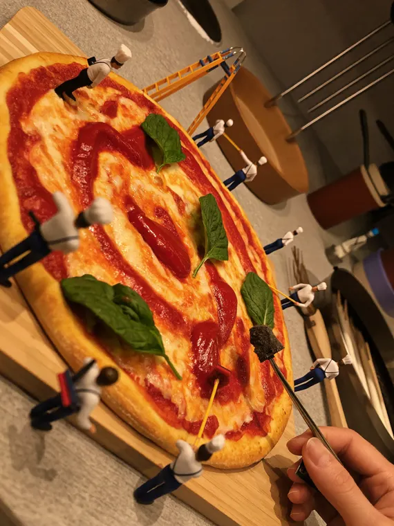 Food CGI: pizza, tiny people at work