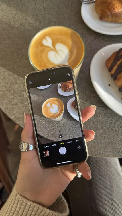 Food AI UGC reel: cafe, shooting the latte art