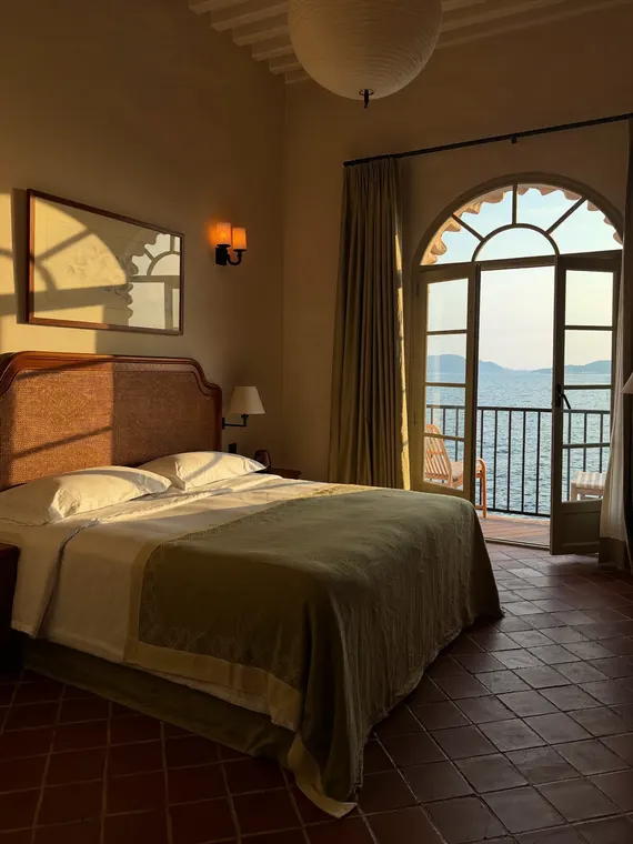 Real estate photography: hotel, boutique room golden hour